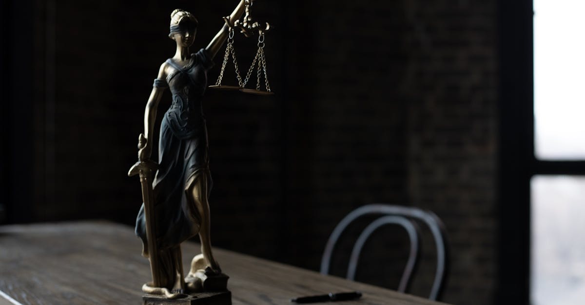 découvrez le droit comparé, une méthode d'analyse juridique qui étudie et compare les systèmes juridiques à travers le monde. explorez les similitudes et les différences entre les législations nationales, les principes juridiques et les traditions afin de mieux comprendre les dynamiques globales du droit.